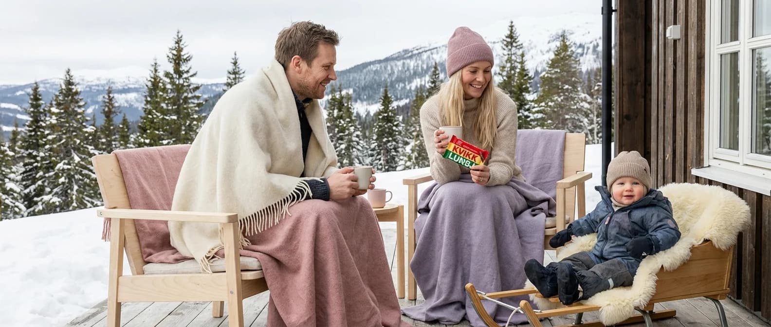 Familie med baby nyter solveggen på fjellhytte i påsken