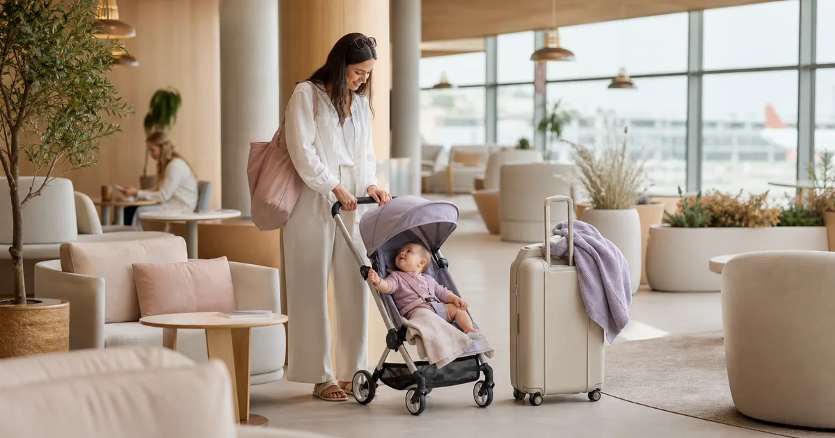 Forelder med kompakt reisevogn og baby på vei til ferie