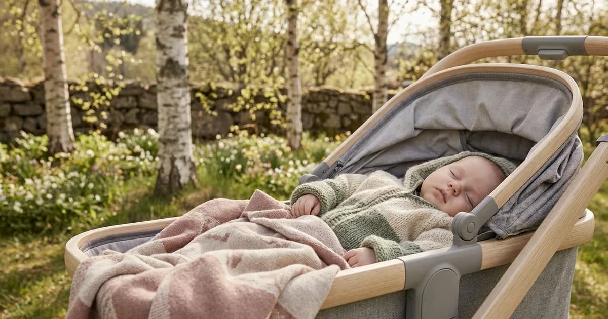 Baby som sover fredelig i barnevogn ute i norsk vinterlandskap