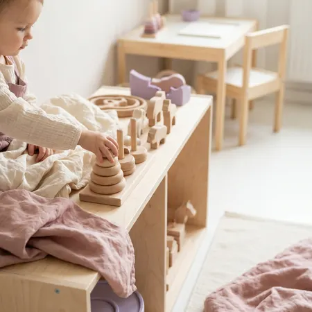 Forelder og barn i et rolig hjemmemiljø - illustrasjon for Montessori hjemme